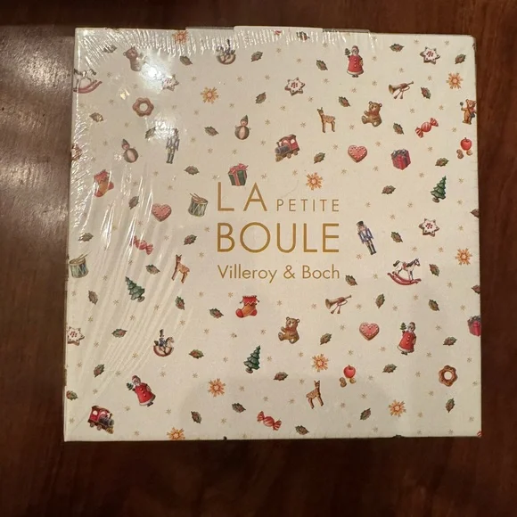 Villeroy & Boch Toy's Delight La Petite Boule Set with Red and Green Accents - Picture 8 of 10